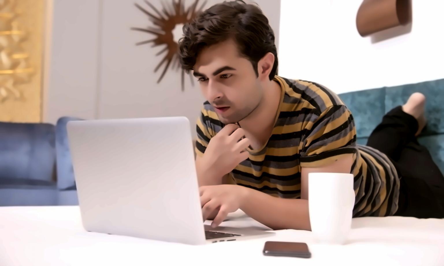 Studenten werken samen aan een game ontwikkelingsproject met moderne programmeertools